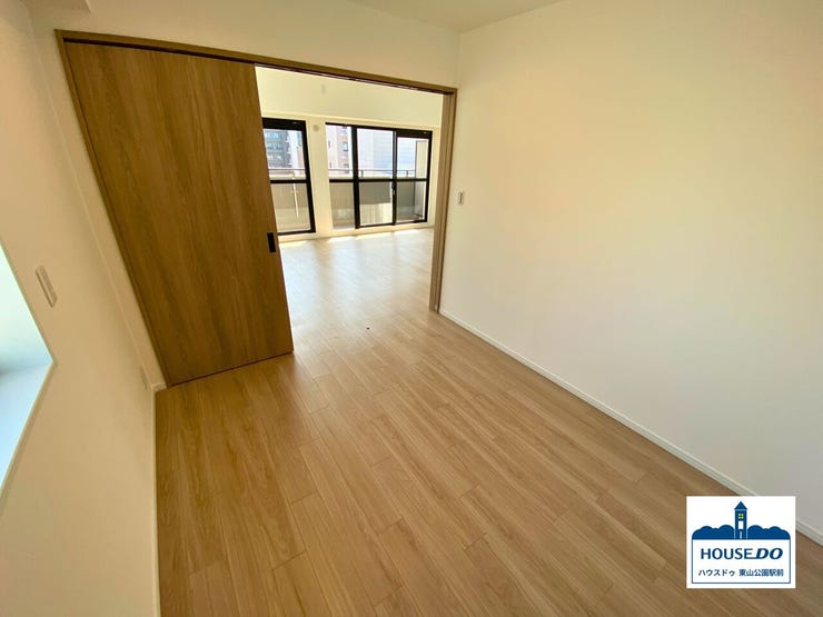 リビング隣の洋室。
全居室フローリング仕様でお掃除も楽そうです