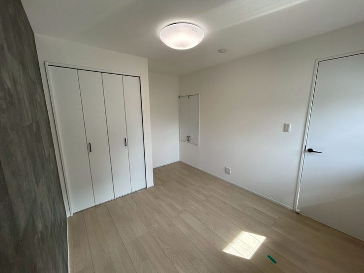 こちらの洋室は収納2カ所!
アクセントクロスがお洒落♪