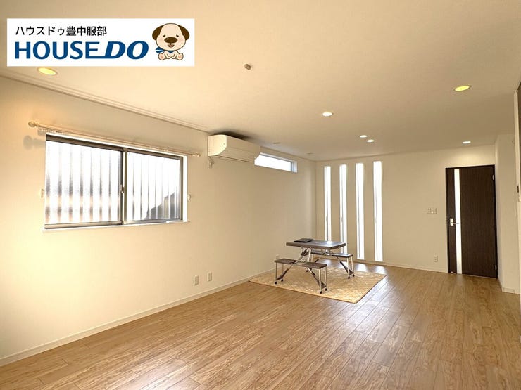 明るい日差しが差し込むリビング