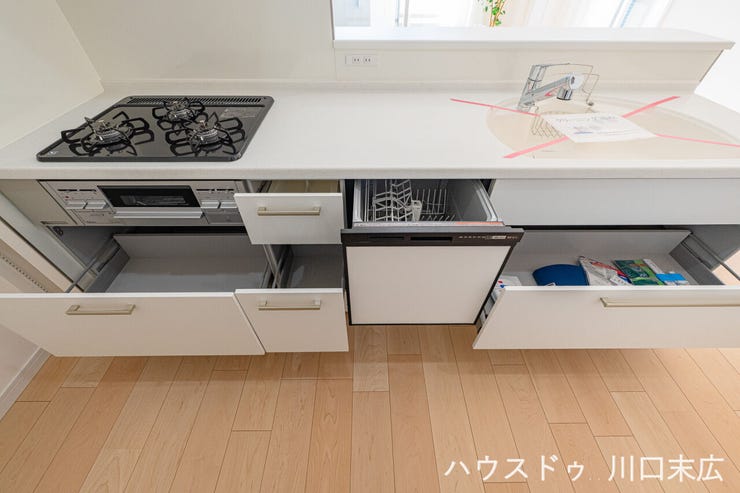 後片付けの負担を軽減する食器洗浄乾燥機を完備。収納は奥の物まで取り出しやすいスライド式を採用し、調理器具や調味料を効率よく収納できます。