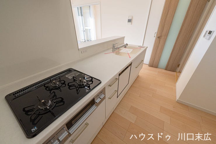 3口コンロを採用し、複数の料理を同時進行で調理可能。お手入れのしやすいガラストップ仕様で、美しく清潔なキッチン空間を保てます。