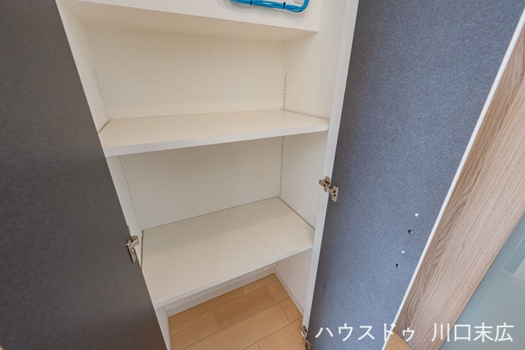 廊下や居室に設けられた可動棚式の収納スペース。日用品のストックや掃除機など、収納する物の大きさに合わせて棚の高さを調整でき、空間を無駄なく使えます。