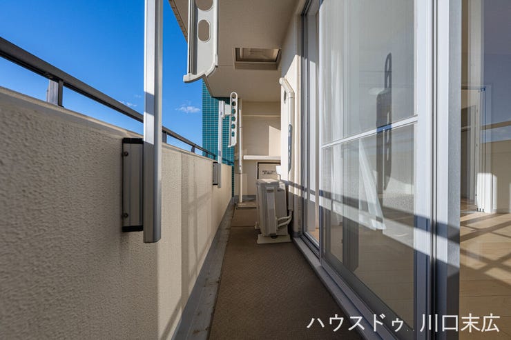 奥行きを確保したバルコニーは、洗濯物を干すだけでなく、ちょっとした気分転換のスペースとしても活用可能。空を感じながら開放的な時間を過ごせます。