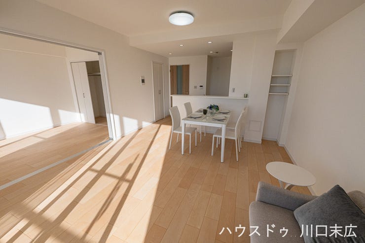 隣接する洋室との間仕切りを開放すれば、より広々とした空間として活用可能。ライフスタイルの変化やシーンに合わせて、フレキシブルに使い分けられます。