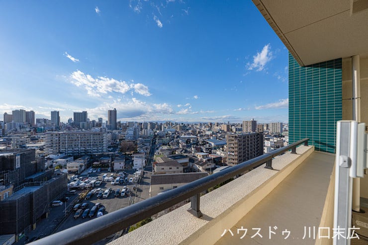 バルコニーからは視界を遮るものの少ない、開放的な眺望が広がります。都市の利便性と広い空を感じられる景色が、日々の生活に潤いを与えます。