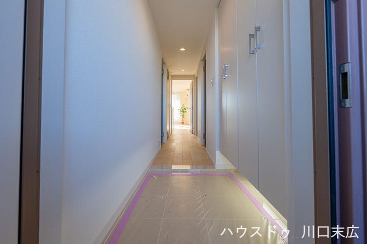 玄関ドアを開けた瞬間に奥行きを感じさせる、伸びやかな廊下。居室とプライベートスペースを緩やかに繋ぎ、住まいの第一印象を上品に演出します。