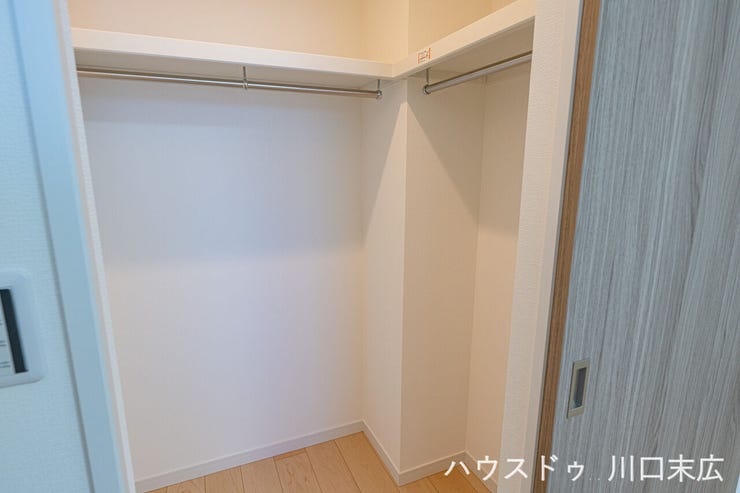 衣類をたっぷり収納できるウォークインクローゼット。ハンガーパイプと枕棚を備え、洋服だけでなく鞄や帽子などの小物も整理整頓しやすい仕様です。