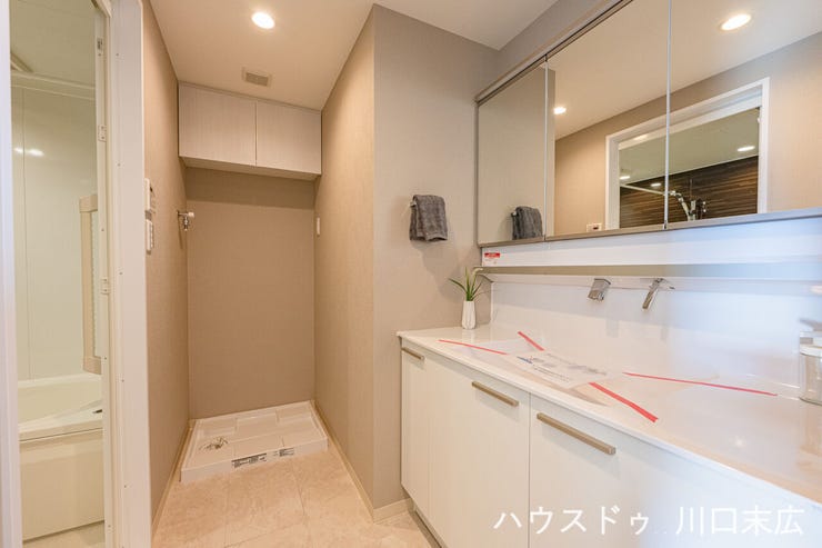 鏡裏に収納スペースを備えた三面鏡付き洗面化粧台。散らかりがちなアメニティ類をすっきりと隠して収納でき、清潔感のある空間をキープできます。