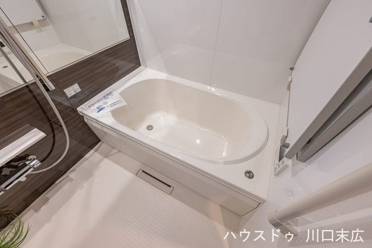 ゆったりと足を伸ばして寛げるバスタブを採用。一日の疲れを癒やすリラックススペースとして、心身ともに安らげる空間に仕上げられています。