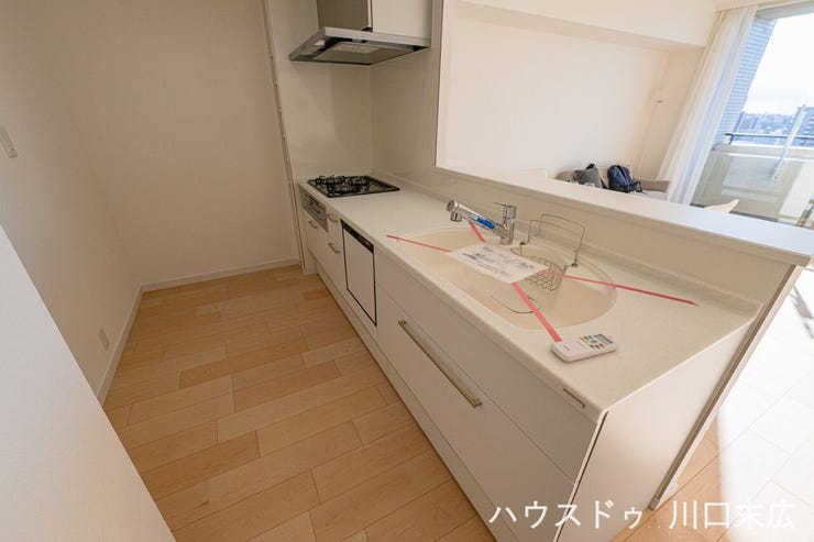 リビングを見渡せる対面式キッチンを採用。浄水器一体型水栓やレンジフードなど、機能性とデザイン性を兼ね備えた設備が、日々の家事をサポートします。