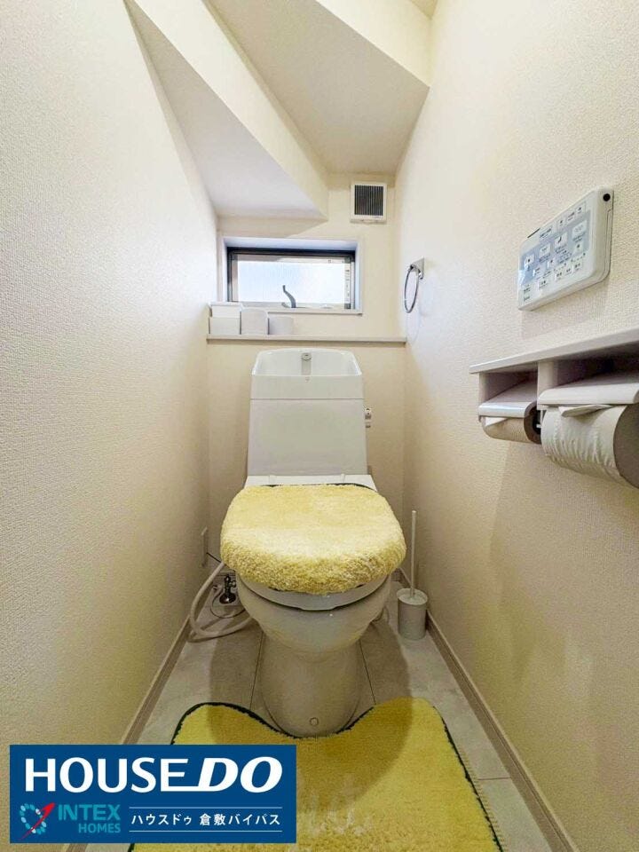 【換気窓付きで清潔な1階トイレ】
白を基調とした清潔感あふれる空間!換気窓が付いているので明るく空気もこもりにくく、いつも快適に保てます◎ウォシュレット機能付きなのも嬉しいですね♪