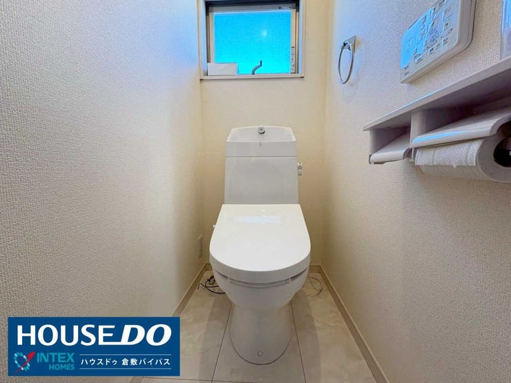 【あると便利な2階トイレ】
2階にもトイレがあると、夜中や朝の忙しい時間帯にとても便利ですね!窓付きで明るく換気も良好◎来客時も気兼ねなく使えて嬉しい設備です♪