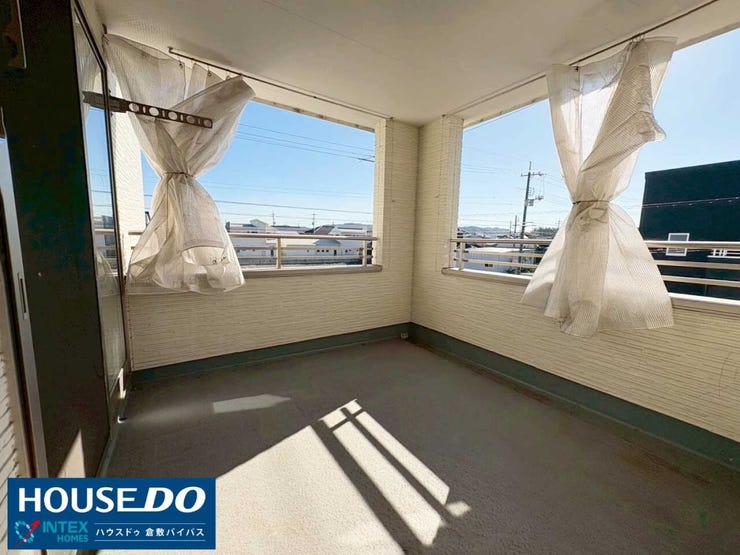 【たっぷり干せる!南西向きのインナーバルコニー】
陽当たり抜群の南西向きバルコニー!奥行きのあるインナータイプなので、急な雨でも洗濯物が濡れにくく安心です◎毎日の家事がラクになりますね!