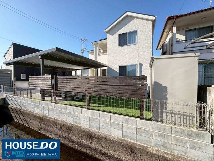 【お子様が遊べる人工芝のお庭】
東南角地の陽当たりを最大限に活かした外観!外からの目線を気にしすぎないよう、おしゃれなフェンスも設置されています◎人工芝のお庭は、お子様の遊び場にぴったりですね!