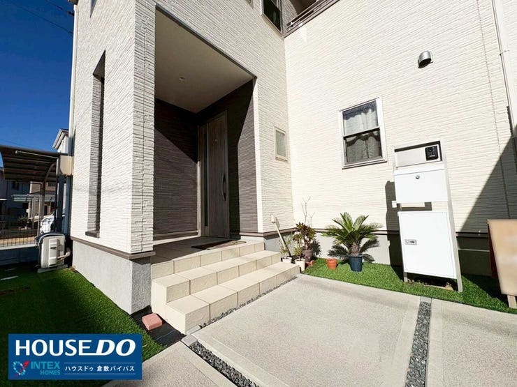 【ゆとりある玄関ポーチで安心を】
雨の日でも濡れにくい屋根付きポーチで、お子様と一緒の出入りも安心!宅配ボックスも完備しており、天候を気にせず荷物を受け取れる家族想いのエントランスです♪