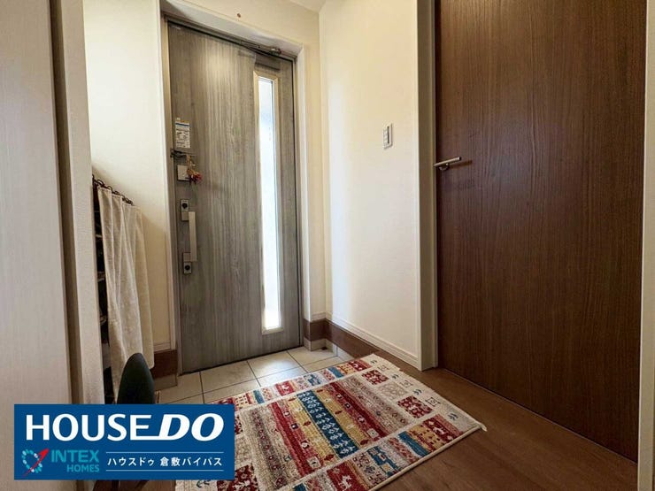 【明るく迎え入れる玄関ホール】
東南側にある採光窓から陽光がたっぷりと差し込み、いつも明るく温かい空間がご家族を迎え入れます!清潔感のある玄関で気持ちの良い一日のスタートを♪