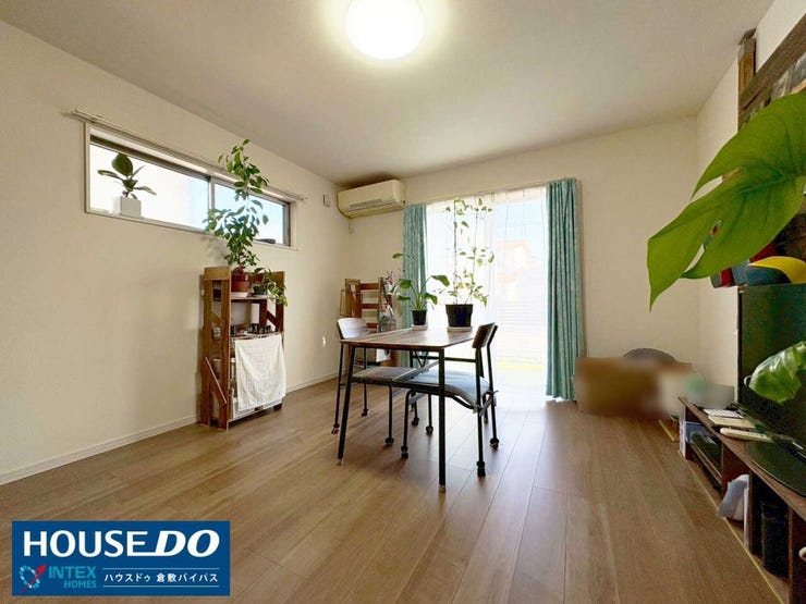 【陽光差し込む、家族団らんのリビング】
大きな窓から明るい陽光が降り注ぐ、心地よいリビング!広々とした空間でお子様が遊んだり、ご家族でくつろいだり、かけがえのない時間を過ごせますね◎