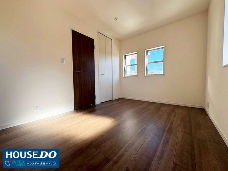 【南西向きで明るく暖かい洋室】
南西向きの窓から光がたっぷり入る明るい洋室!温かい光に包まれ、気持ちよく過ごせる空間です♪収納スペースもあり、お部屋をすっきり使えますね◎