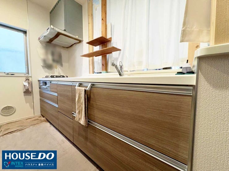 【お料理が楽しくなるシステムキッチン】
充実した収納と使いやすいカウンターシステムキッチン!窓から光が入り、明るい空間で気持ちよくお料理ができます♪家族の様子を見ながら作業できるのも嬉しいですね!