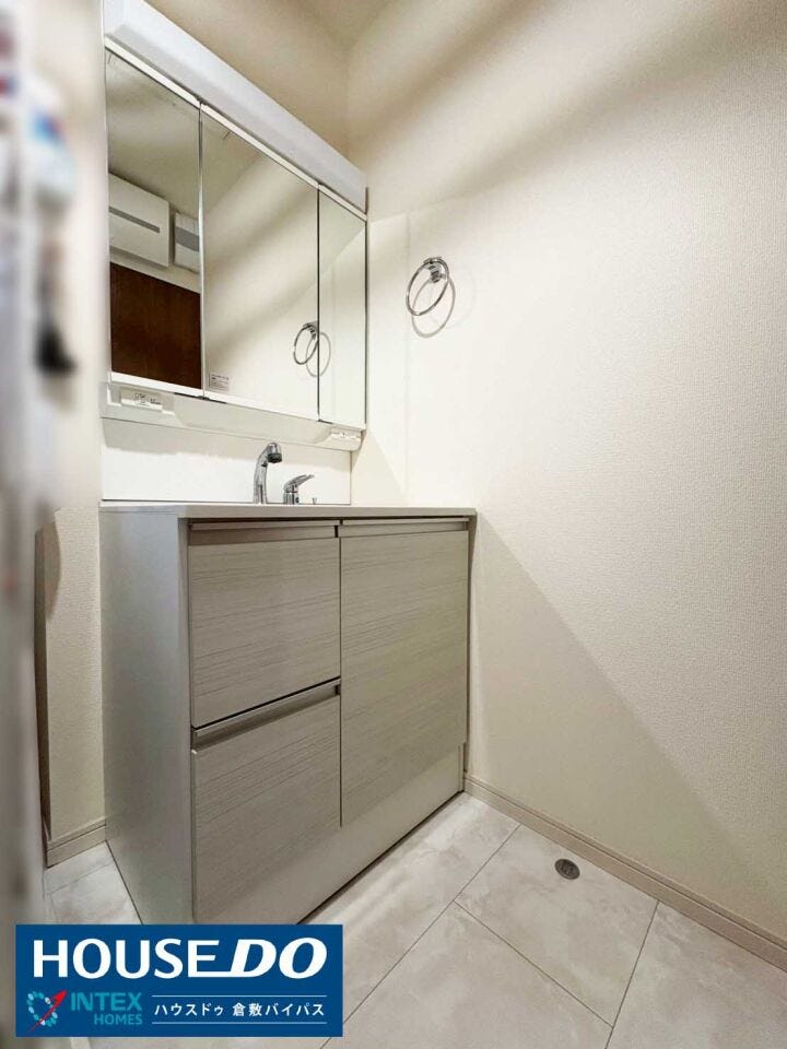 【大容量収納のシャワー付洗面台】
鏡の裏までたっぷり収納できる三面鏡付き洗面化粧台!朝の身支度もスムーズに☆シャワーノズル付きなので、お掃除や洗髪にも使えて大変便利です!