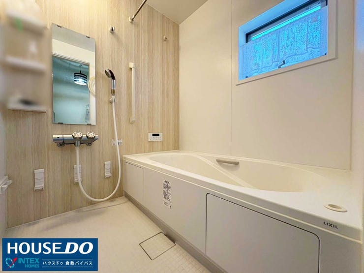 【家族みんながリラックスできる浴室】
温かい木目調のアクセントがおしゃれなバスルーム!広々とした浴槽で、お子様とのお風呂タイムも楽しめます♪窓付きで明るく、湿気対策も万全ですよ!