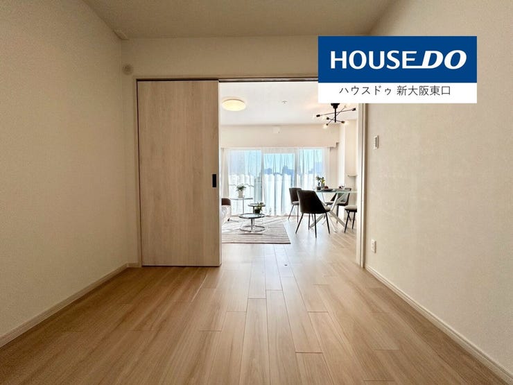 洋室4.5帖
こちらはふたつの出口がございます。