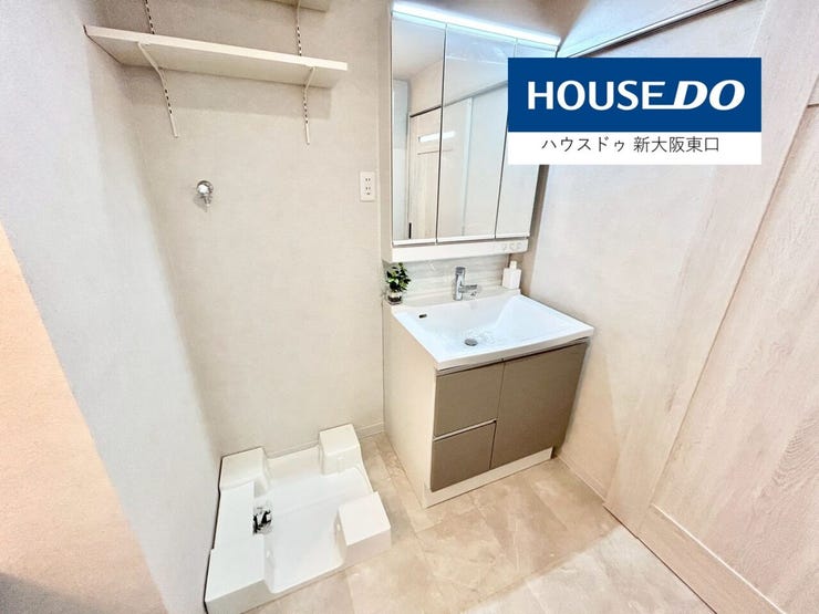 【新調】
洗面台は三面鏡タイプ
鏡の裏が収納となっていますので、たくさんのお荷物が収納できます。