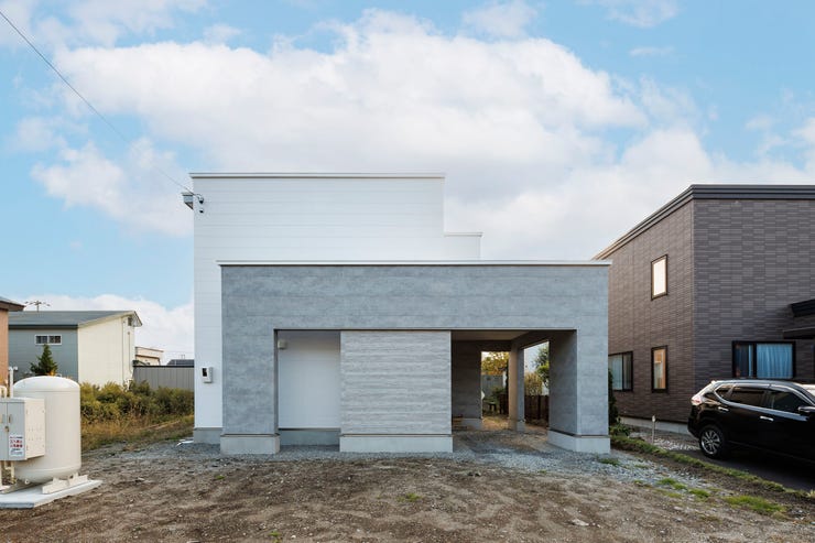 【外観】
インナーカーポートのある白とグレーのお家