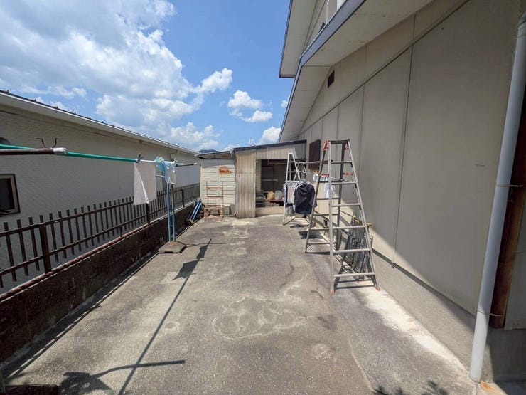 庭には倉庫付き◎土間打ちのため草抜きの必要がありません♪