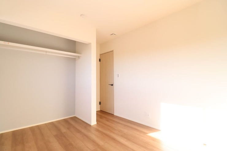 *2階南東側5帖洋室*