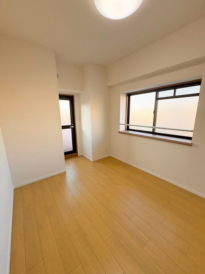 6.2帖の洋室にはバルコニーがあり、角部屋のため大きな窓もございます♪