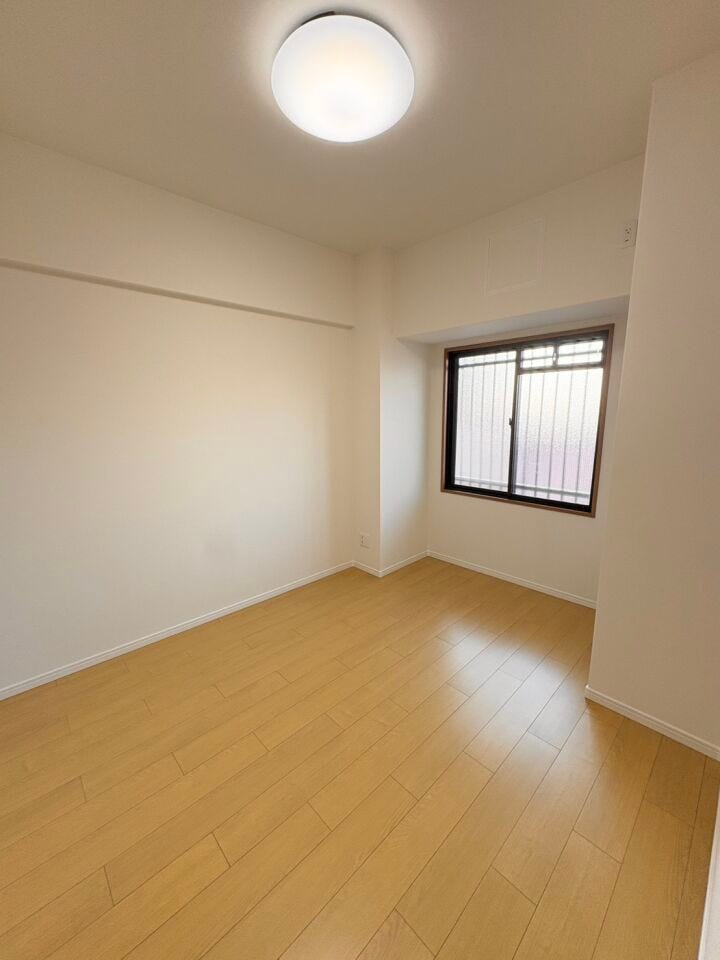 5.5帖の洋室も明るい空間となっております!