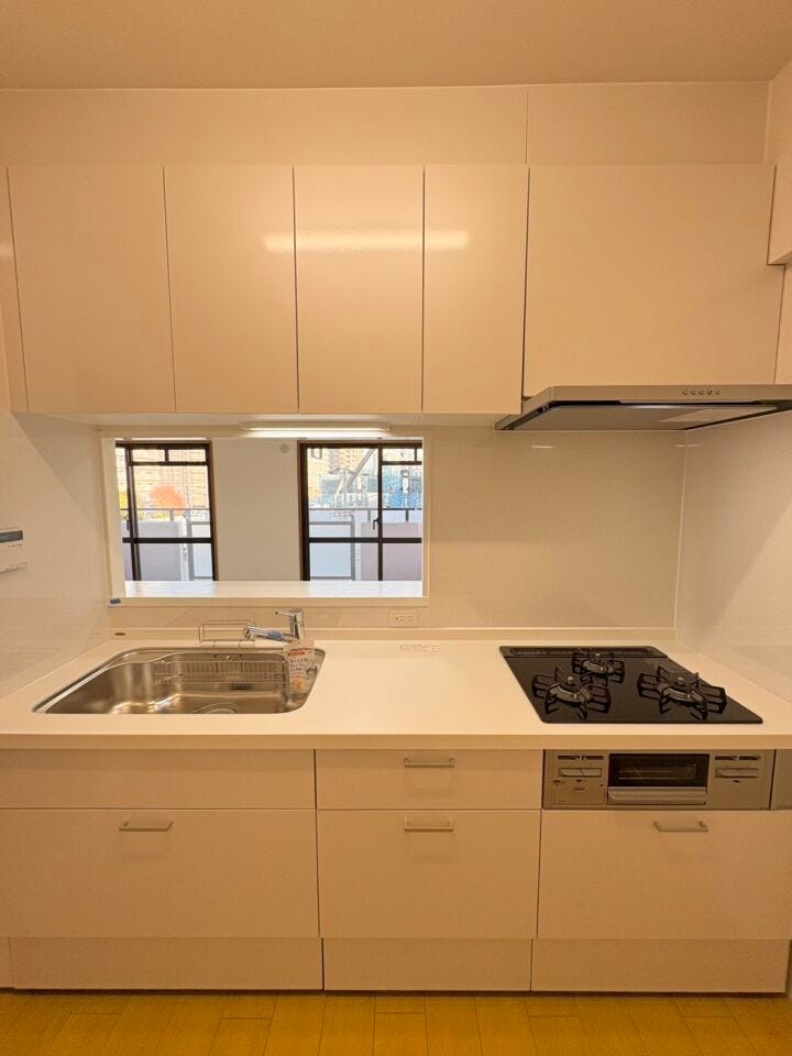 キッチンもリフォーム済み!明るく、日々の料理が楽しくなりそう♪