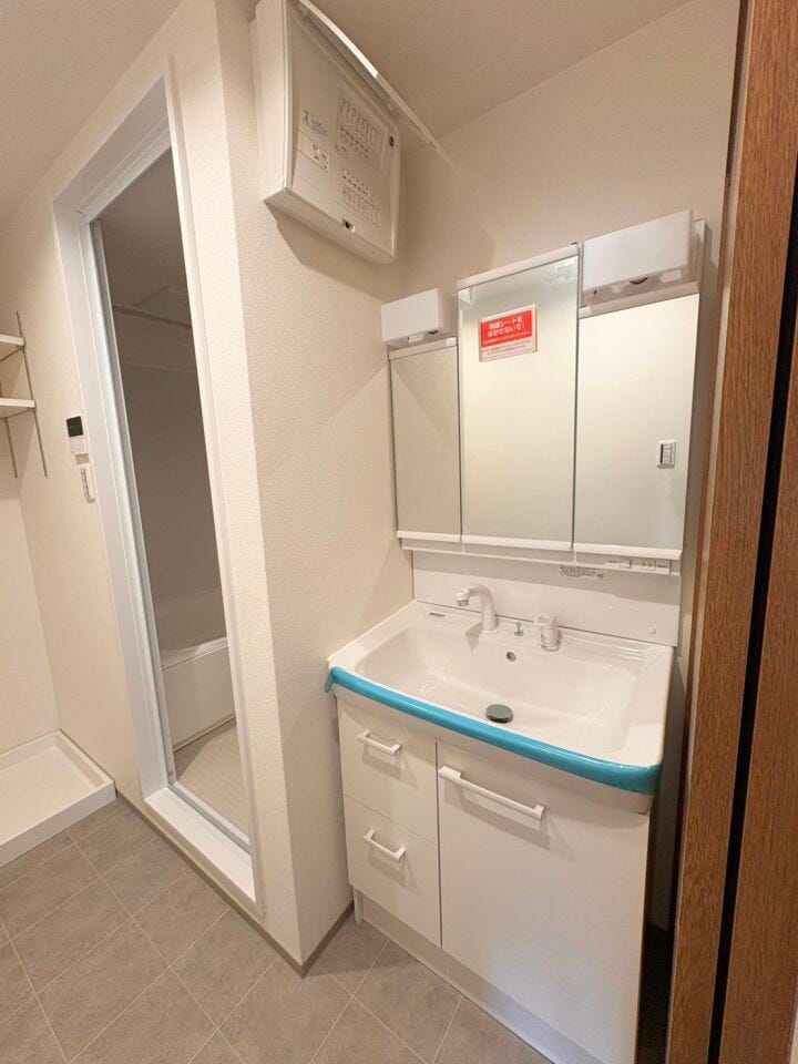 洗面台もリフォーム済み!
白を基調とした明るい洗面所です!