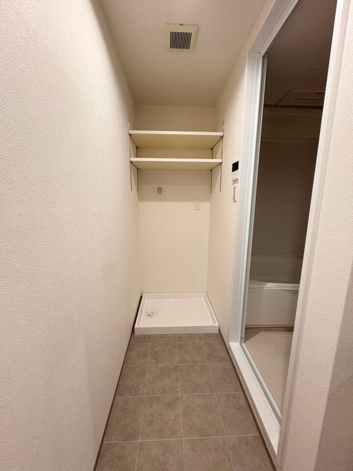 洗濯機置場の上部には収納ラックを完備!