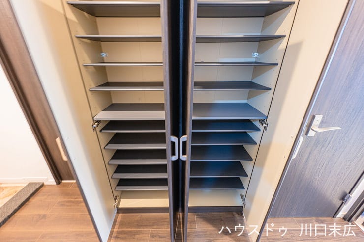 天井高までスペースを無駄なく活用した大容量のシューズボックス。可動棚仕様でブーツや長靴もすっきりと収納でき、玄関を常に整然と保てます。