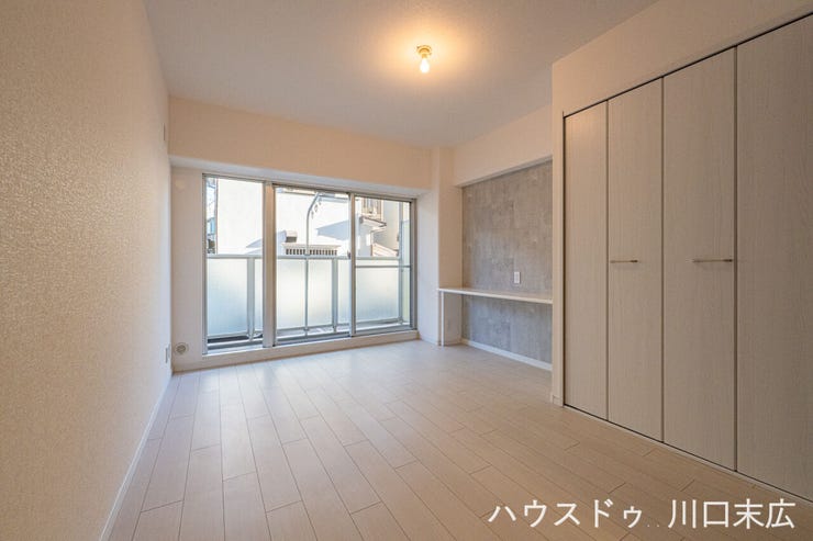 明るいフローリングとホワイトの建具が調和した、開放感あふれる洋室。クローゼットを完備しており、衣類や生活用品をスマートに収納できます。