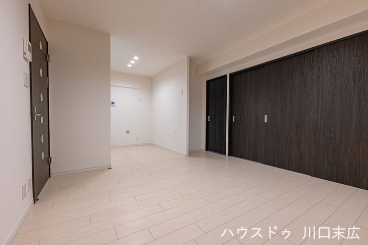 ライフスタイルに合わせて空間を仕切れる引き戸を採用。扉を開放すれば隣接する空間と一体化し、より開放的でフレキシブルな使い方が可能です。