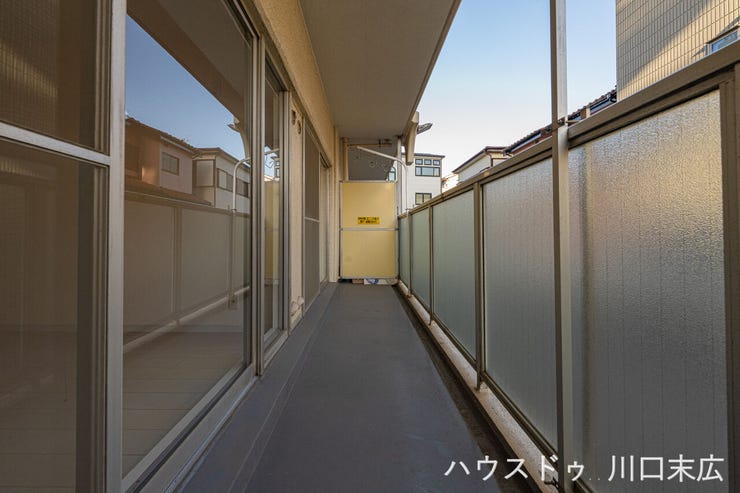 陽光を感じながら洗濯物を干せるバルコニー。手すり壁がプライバシーを守りつつ、外気を取り込むリフレッシュスペースとしても機能します。