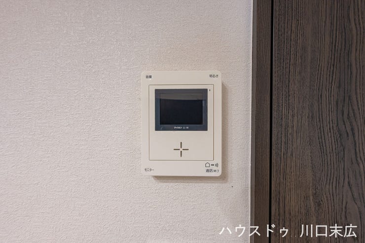 来訪者の顔を映像で確認できるモニター付きインターホンを設置。不在時の来客確認や防犯対策に役立ち、日々の暮らしに安心をプラスします。