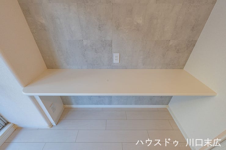 PC作業や読書に十分な奥行きを確保した造り付けカウンター。コンセントも完備されており、デスクライトや電子機器の接続もスムーズに行えます。