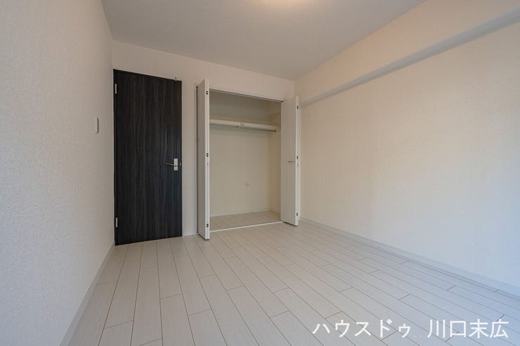 明るいフローリングとホワイトの建具が調和した、開放感あふれる洋室。クローゼットを完備しており、衣類や生活用品をスマートに収納できます。