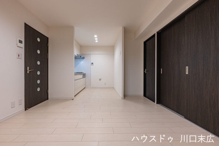 キッチンから居室へと続くスムーズな動線が確保され、家事の並行作業も快適にこなせます。フローリングの明るい色調が、インテリアの幅を広げます。