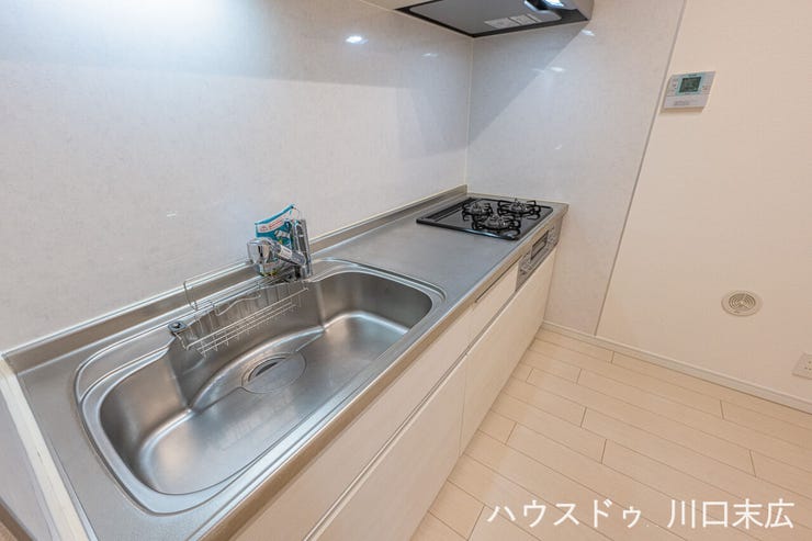 作業スペースを広く確保した壁付けタイプのキッチン。集中して料理に取り組める配置で、背面のスペースも有効に活用できる機能的なレイアウトです。