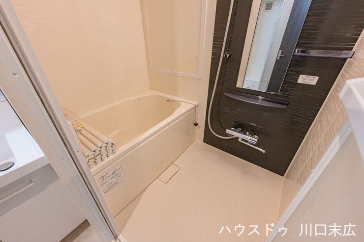 ダークトーンのパネルが高級感を醸し出すバスルーム。ゆったりとしたバスタブで一日の疲れを癒やし、心身ともにリラックスできるプライベート空間です。