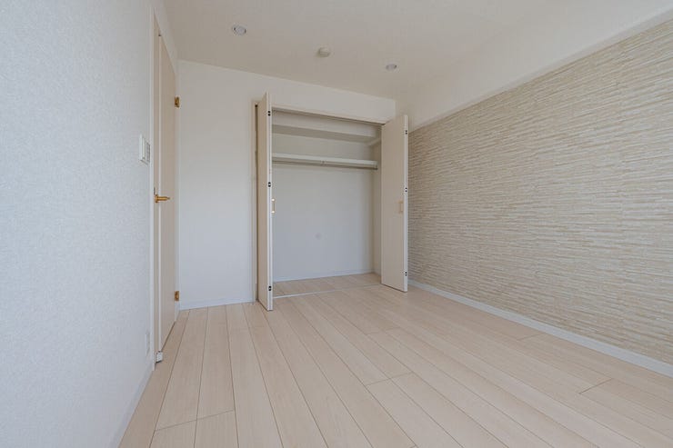 落ち着いた色調のアクセントクロスが、個室としての居心地を高めます。大容量のクローゼットを備え、衣類や日用品をスマートに収納可能。プライベートな時間をゆったりと過ごせます。