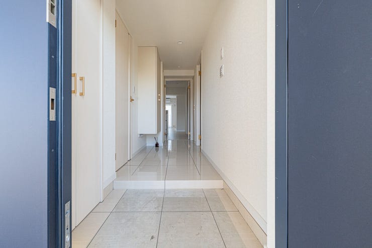 高級感のあるフロアタイルが、住まいの顔となる玄関を華やかに彩ります。トールタイプの収納を備え、靴類をすっきりと整理可能。帰宅した家族を温かく迎える優雅なアプローチです。