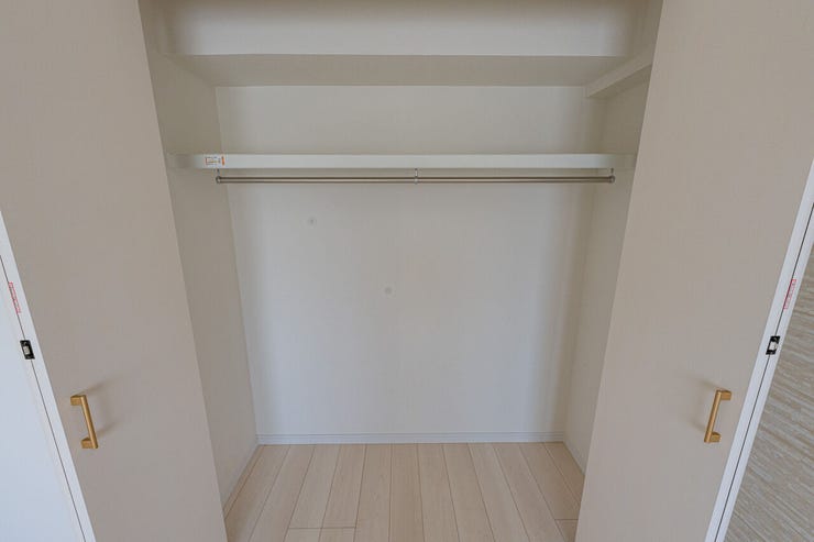 丈の長い衣類もきれいに収まるハンガーパイプ付きのクローゼット。上部の棚には帽子やバッグなどの小物を収納でき、空間を有効活用して整理整頓が叶います。