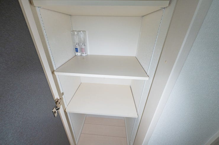 高さを調節できる可動棚を採用した収納スペース。日用品のストックや掃除用具など、収納するものに合わせて無駄なく空間を使えます。住空間を美しく保つための頼れるバックヤードです。