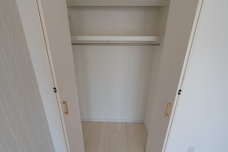 居室の整理整頓に欠かせないクローゼット。扉を開けるとハンガーパイプと棚が設置されており、洋服から小物まで機能的に収納できます。部屋を広く使うための必須スペースです。